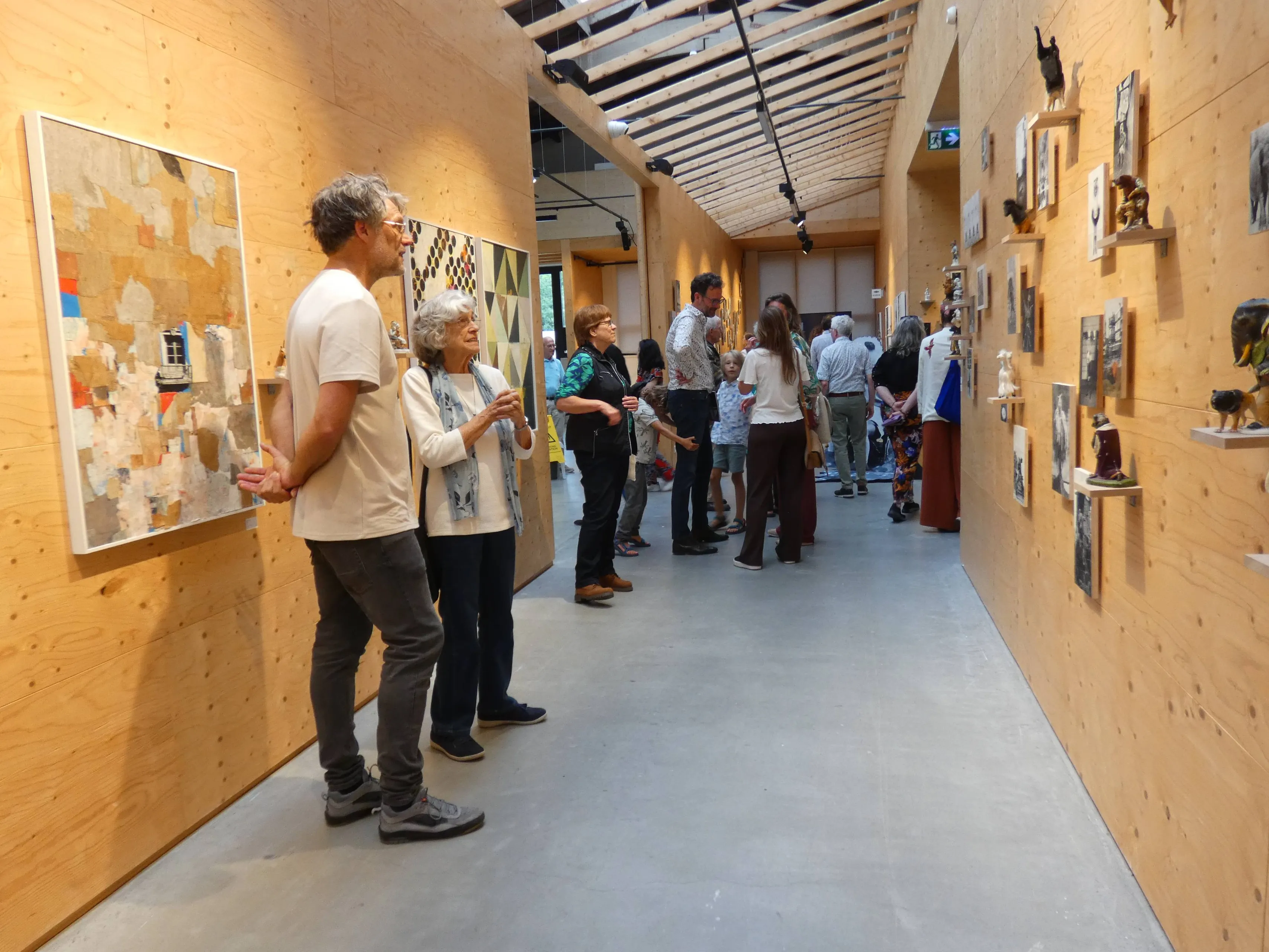 Kunstenaar Jeroen Blok (l) tijdens de opening van zijn expositie. Foto door Tanja Koning