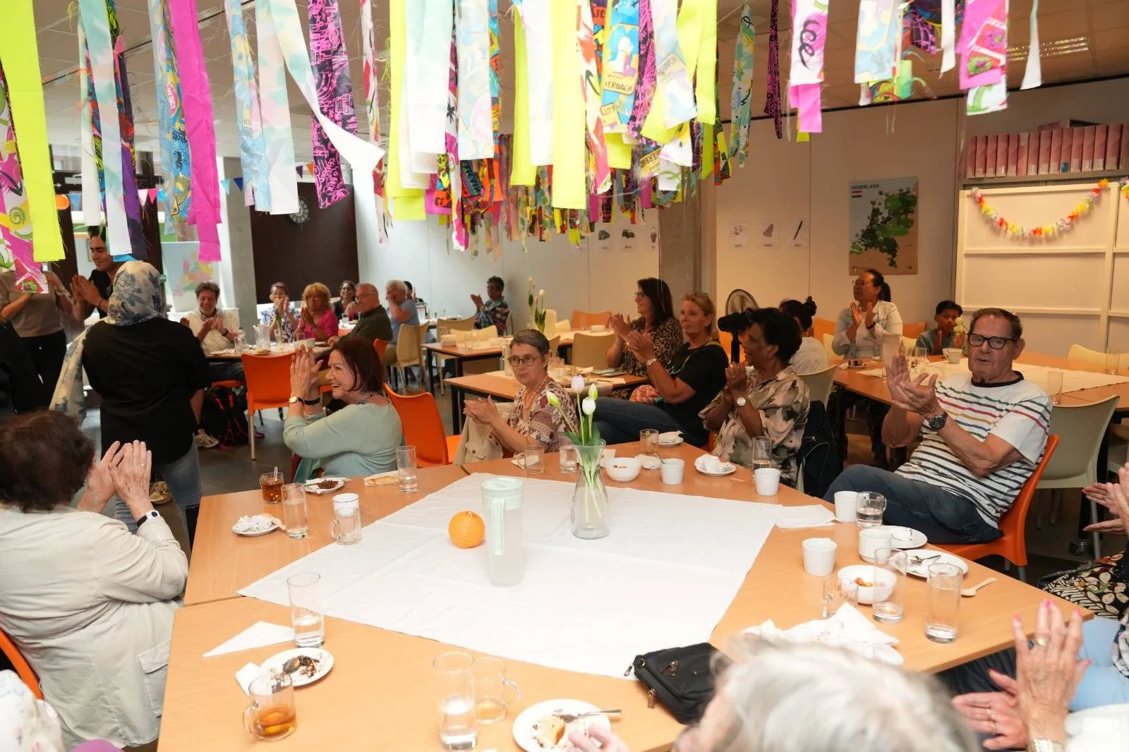 Vonkjesfeest brengt ouderen samen voor een geslaagde middag vol ontmoeting en plezier - fotograaf Alaa Dalli