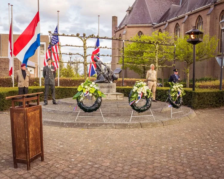 csm 20210504 bloemen bij oorlogsmonument rijsbergen 0a7b74eb73