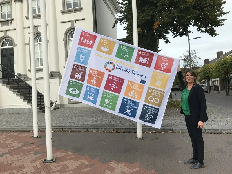 csm 20220923 burgemeesterhijstglobalgoalsvlag e2aede8a32