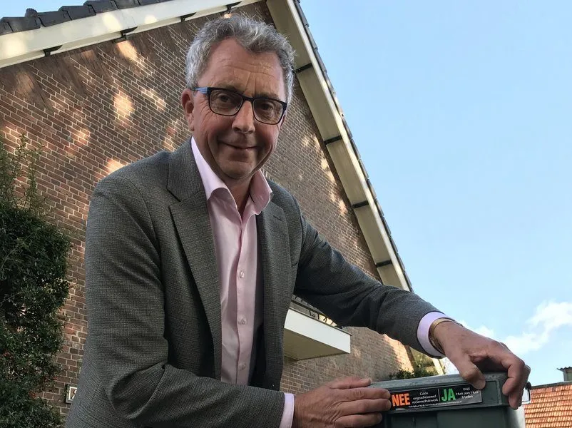 csm wethouder de beer plakt nee ja sticker dfc5e294de