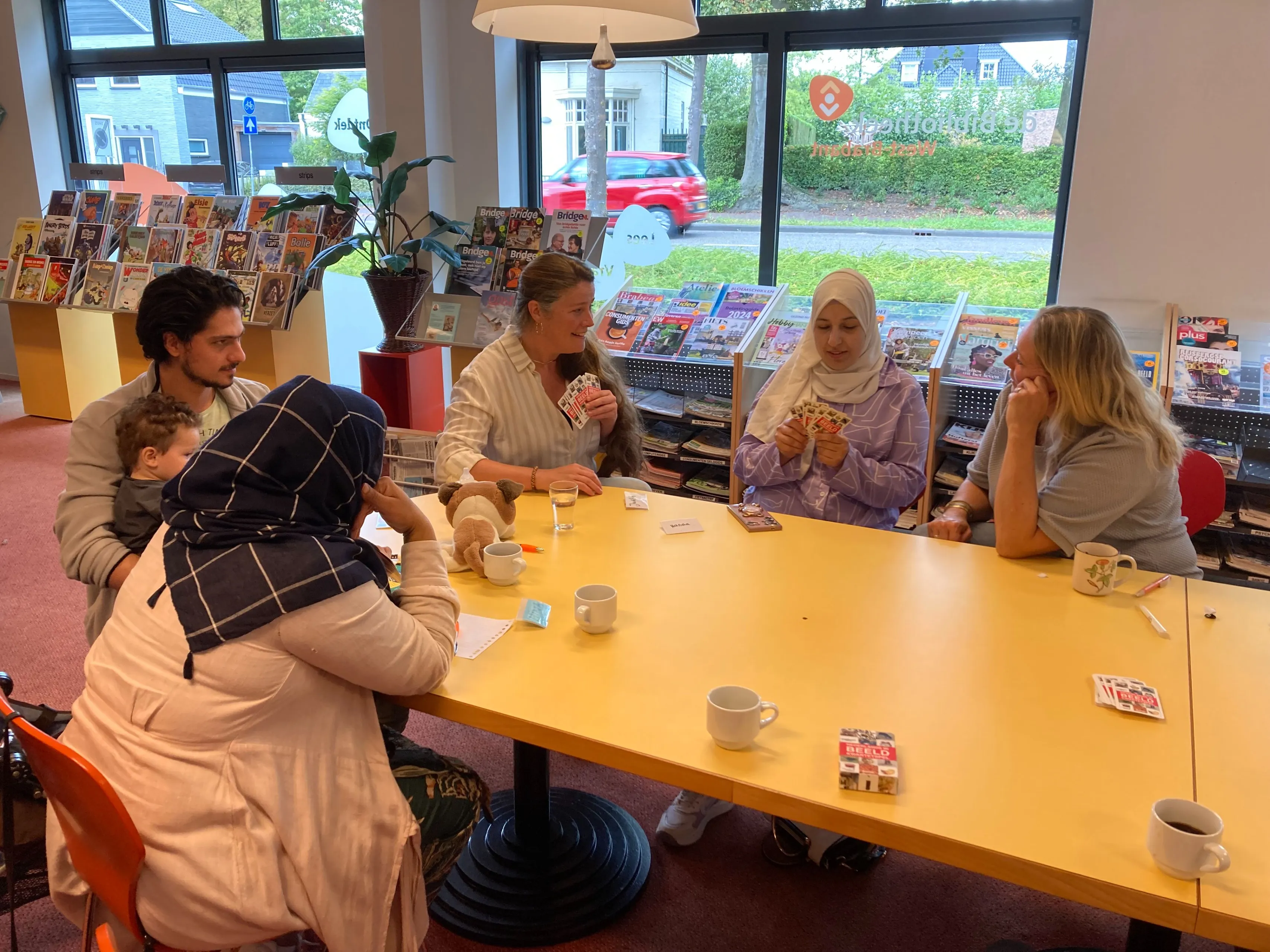 202409 wethouder kuijpers bij het taalcafe samen kwartetten