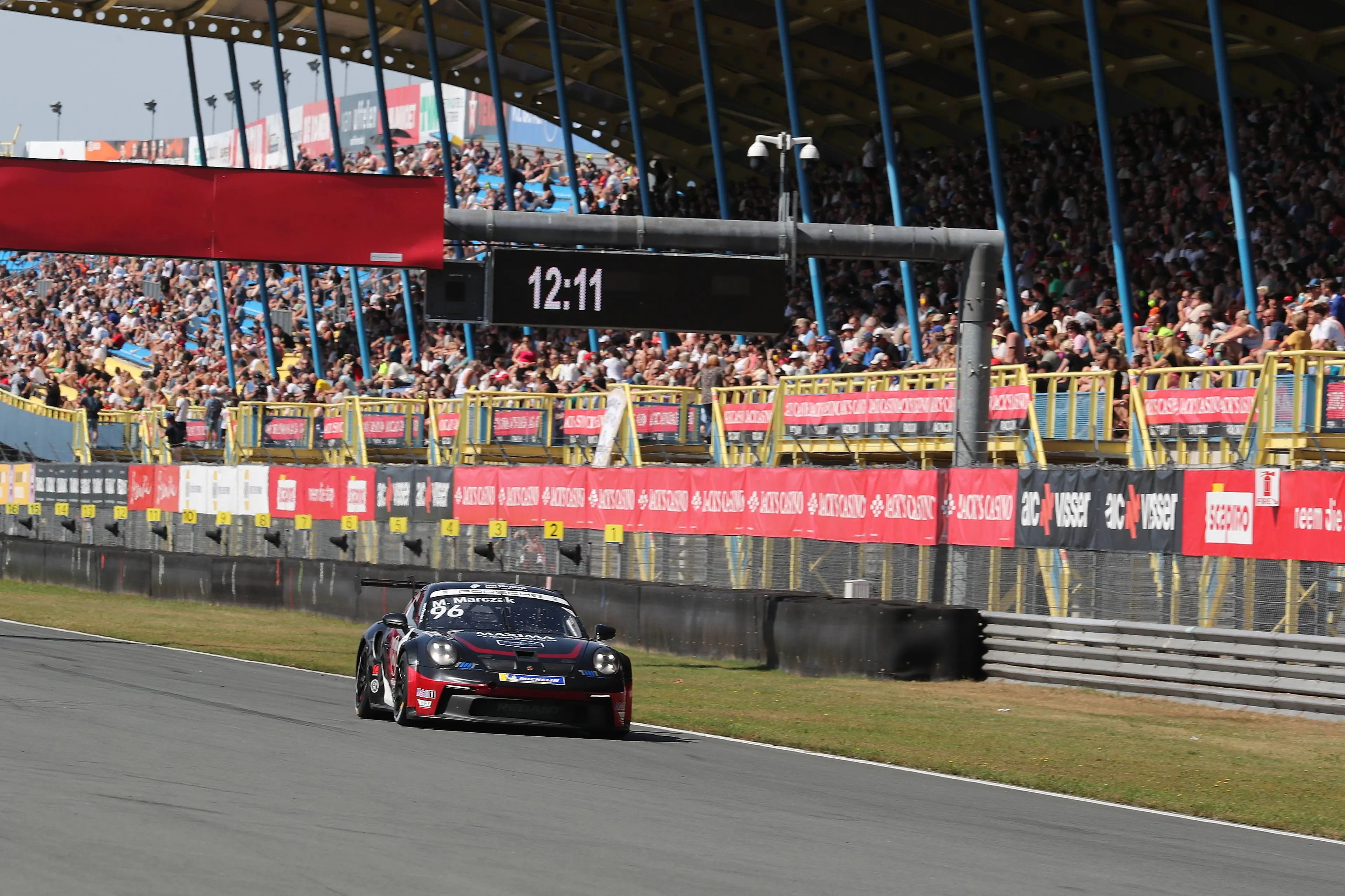 Milan_Marczak_wint_Porsche_Carrara_Benelux_voor_een_volle_tribbune_in_Assen