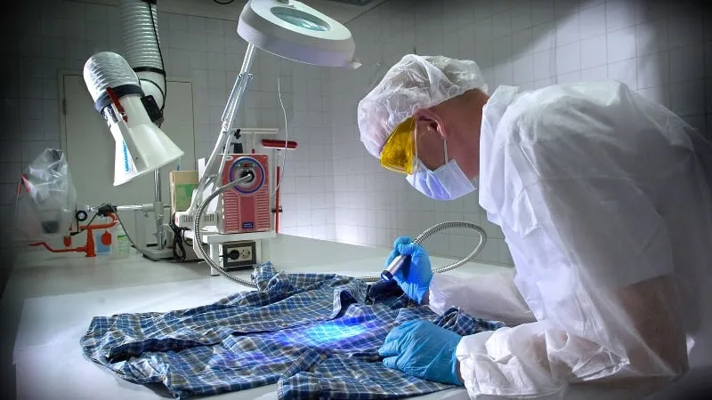 forensisch onderzoek op shirt