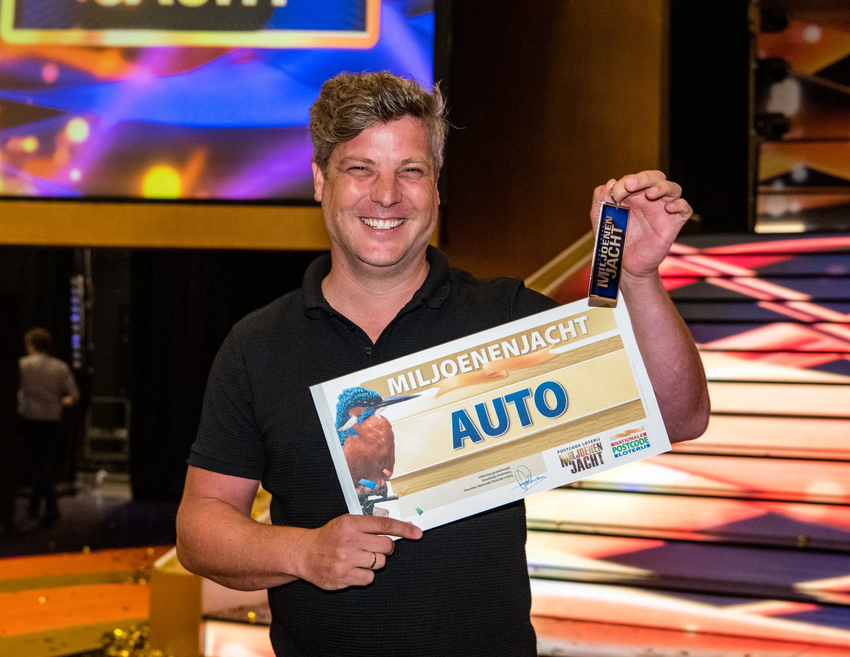 jeroen uit zwolle wint gloednieuwe bmw bij postcode loterij miljoenenjacht