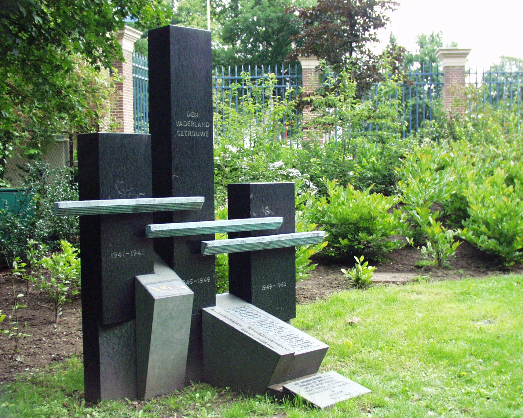 oorlogsmonument nederlands indie park eekhout 8 1