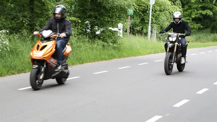scooter en motor met helm