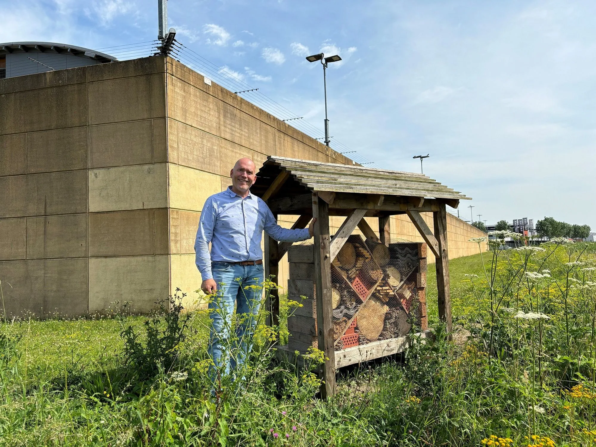 raymond van oers bij het insectenhotel direct naast de buitenmuur van pi zwolle