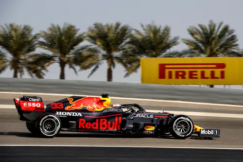 Het is duidelijk te zien dat de achterkant een stuk hoger ligt dan de voorkant: Red Bull probeert het grond-effect deels naar de hand te zetten. (Foto: Red Bull Content Pool/Getty Images)