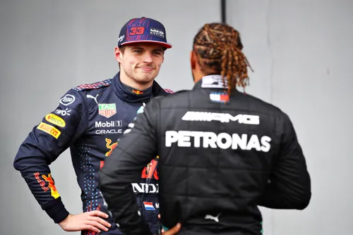 Verstappen in gesprek met Hamilton