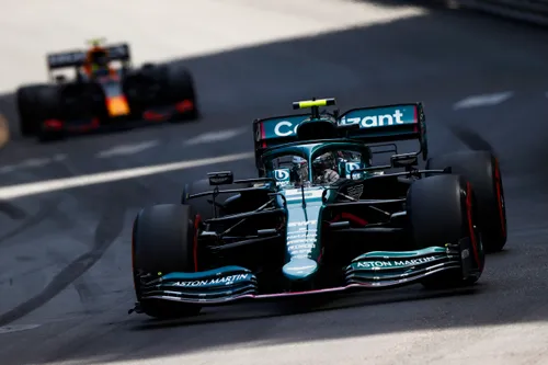 Sebastian Vettel wist in de openingsfase van de Grand Prix van Monaco voor de Red Bull van Sergio Pérez te blijven rijden (Foto: Aston Martin F1).
