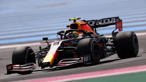 De RB16B met de aangepaste achtervleugel op Circuit Paul Ricard. Extreme gevolgen van de aanpassing ondervond Red Bull niet. (Foto: Red Bull Content Pool/Getty Images)