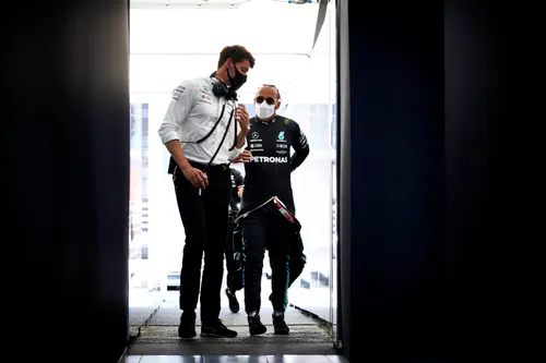 Toto Wolff en Lewis Hamilton in gesprek. (Foto: Mercedes AMG F1)