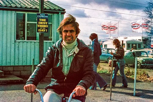 Carlos Reutemann op een fiets in de paddock van Brands Hatch, omstreeks 1970. (Foto: Gillfoto)