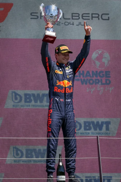 Formule 3-titelkandidaat Dennis Hauger op het podium in Spielberg. (Foto: Red Bull Content Pool/Getty Images)