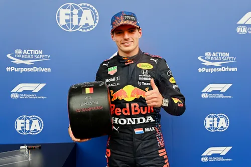Max Verstappen pakte in België op zaterdag poleposition. Hij verschalkte in de slotfase van de kwalificatie op intermediates George Russell (P2) en Lewis Hamilton (P3). (Foto: Pirelli)