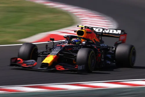 De golvende beweging bij de achtervleugel van de RB16B (Foto: Red Bull Content Pool/Getty Images)