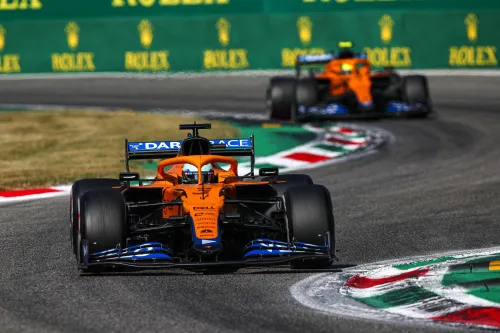 De dunne achtervleugel bij McLaren en bij andere teams levert minder luchtweerstand op (Foto: McLaren F1 Media)