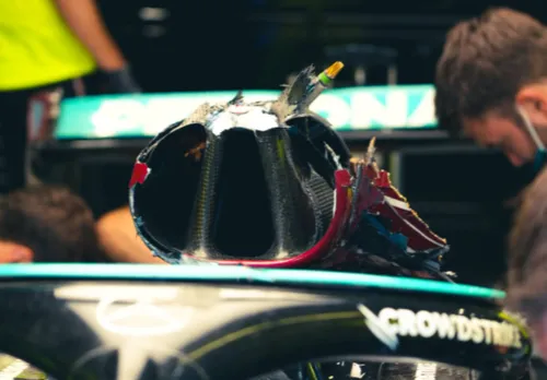 De roll hoop bij de bolide van Hamilton, het sterke skelet is zo goed als intact gebleven (Foto: Mercedes AMG F1 / Twitter @ScarbsTech