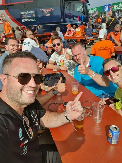 Hamilton-fan Neil Steele viert de Grote Prijs van Nederland met de Nederlandse fans (Foto: NeilSteeleF1)