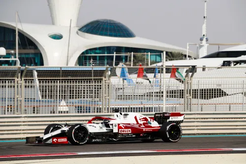 Bottas rijdt voor de eerste keer in de Alfa Romeo-wagen.