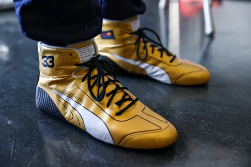 Verstappen heeft nieuwe schoenen en bij een wereldkampioen hoort daarom ook goud.<br>