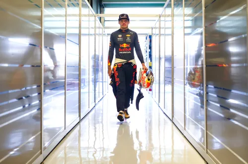 Verstappen loopt voor het eerst richting het circuit als de kersverse wereldkampioen.<br>