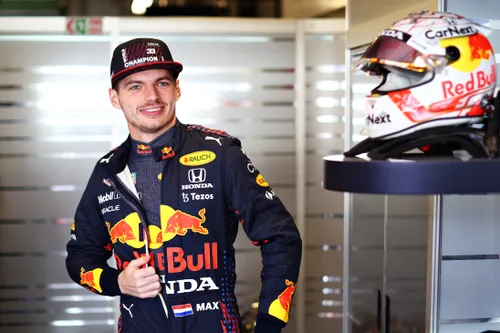 Verstappen maakt zich klaar voor de testdag.<br>