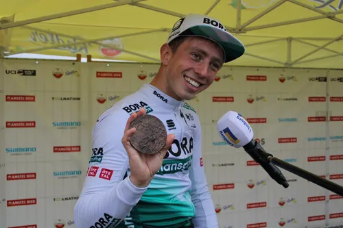 Schelling wint de Prijs voor de Strijdlust in de Amstel Gold Race