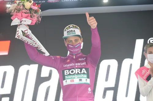 Sagan moest met BORA lang sarren en afremmen om de kopgroep te laten gaan.