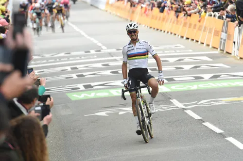 Alaphilippe viert feest na zijn ritzege in de openingsetappe van de Tour de France