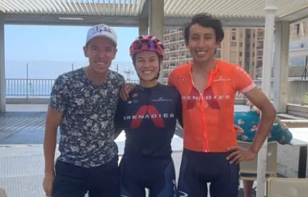 Rigoberto Urán (links) poseerde recent met Giro-winnaar Egan Bernal