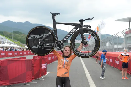 Annemiek van Vleuten viert haar zege<br>