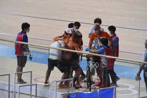 Jeffrey Hoogland moet van zijn fiets geholpen worden