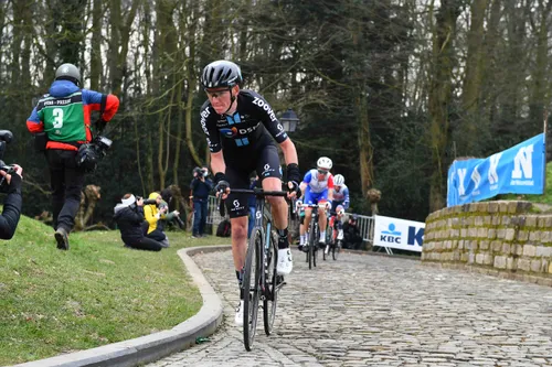 Bardet bij zijn debuut voor Team DSM: 62e in de Omloop het Nieuwsblad