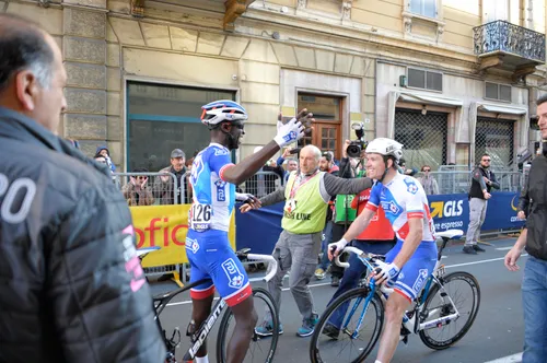 Reza feliciteert ploeggenoot Démare als eerste na zijn overwinning in Milaan-Sanremo