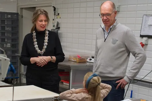 bezoek mevrouw schouten bij bakkerij fermento koekjes voor kinderen van oekraine01