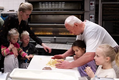 bezoek mevrouw schouten bij bakkerij fermento koekjes voor kinderen van oekraine06