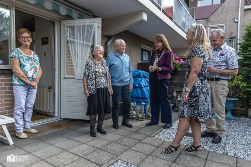 burgemeester en familie buiten