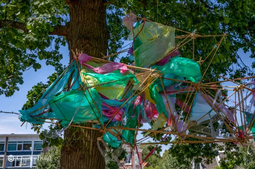 kunst in boom gekleurd plastic