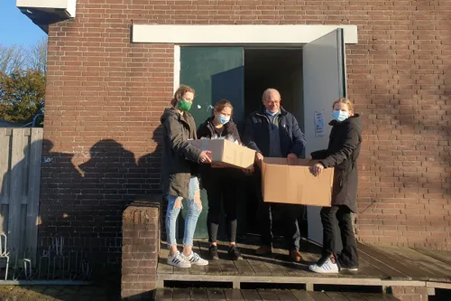 leerlingen 1d bij voedselbank heerhugowaard