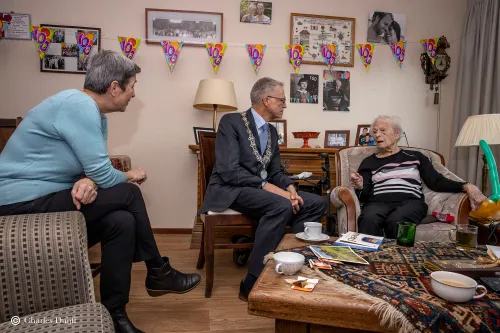 mevrouw in gesprek kl
