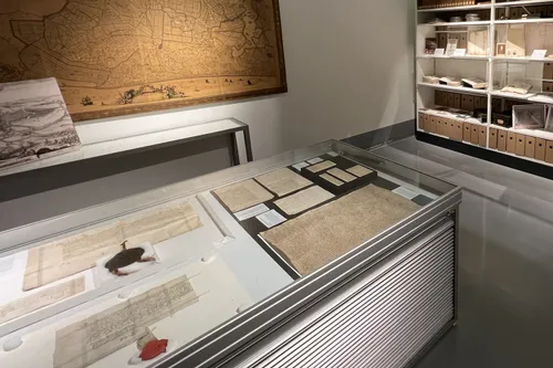 pb raa foto 2 vitrine met stadsrecht