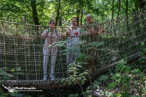 trio op touwbrug