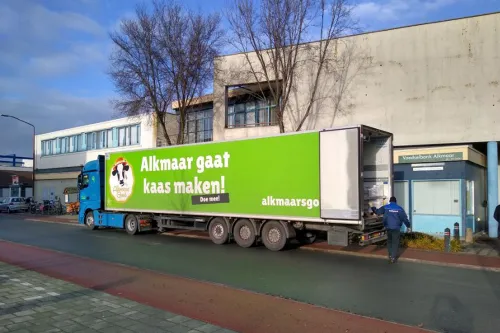 vrachtwagen alkmaars goud brengt kaas naar voedselbank 2