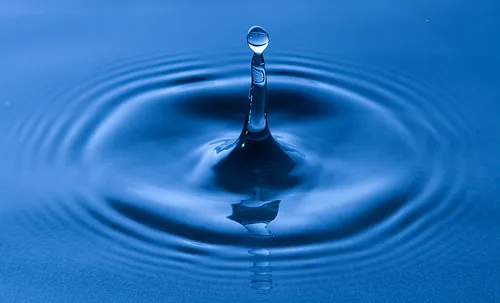 water drop impact on a water surface 1