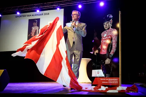 wethouder sport pieter dijkman onthult sportkampioen van alkmaar