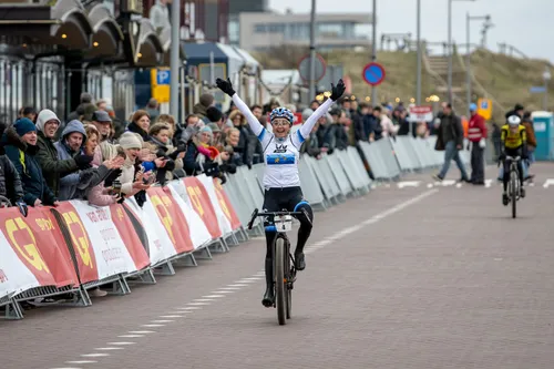 Tessa Neefjes wint GP Groot Egmond-Pier-Egmond 2024
