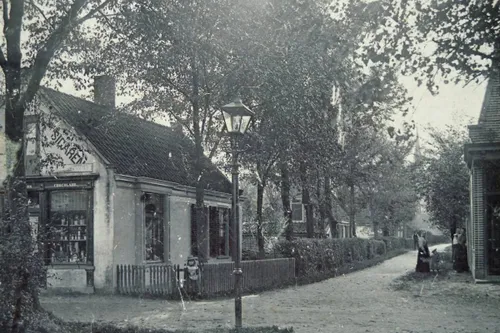 Kruidenierswinkel op de hoek Heerenweg-Kerkelaan, jaartal onbekend.