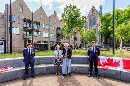De dichtregels. Onthuld door wethouder Van de Ven, mevrouw Van den Brakel Visser en twee veteranen. Foto: Ed van de Pol